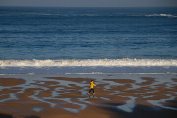 Fototapeta na wymiar Walking on the beach of San Sebastian during low tide
