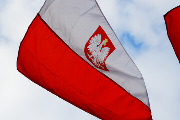 Widok na flagę Polski - obrazy, fototapety, plakaty