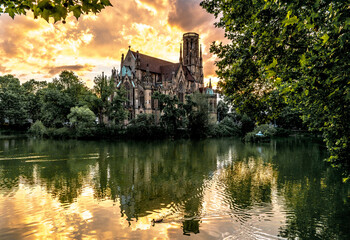 Johanneskirche Stuttgart Feuersee im Sonnenuntergang
