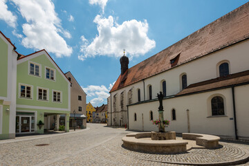 Abensberg in Niederbayern, Klosterkirche auf Karmelitenplatz, blauer Himmel im Sommer