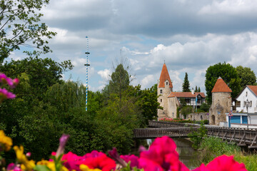 Abensberg in Niederbayern, Maderturm und Stadtmauer, blauer Himmel im Sommer