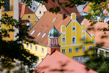 Mainburg in Niederbayern, Marktplatz mit Rathaus vom Klosterberg aus bei Kaiserwetter im Sommer