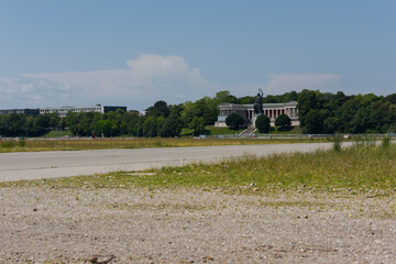 Statue der Bavaria auf der leeren Theresienwiese in München, ohne Oktoberfest, Corona, 2020