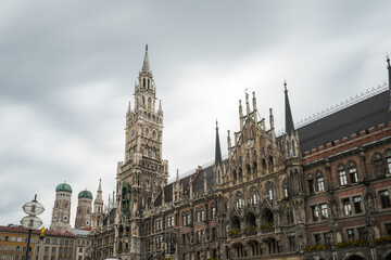 Fototapeta na wymiar Das Neue Rathaus am Marienplatz in München am Tag mit verwischten, unscharfen Menschen in Bewegung, Langzeitbelichtung