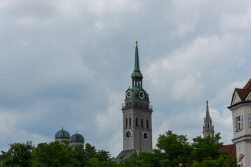 Fototapeta na wymiar Turm der Kirche St. Peter in München mit Kuppeln der Frauenkirche