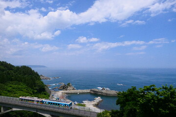 Obraz premium 夏の三陸海岸を走るリアス線。普代、岩手、日本。7月上旬。