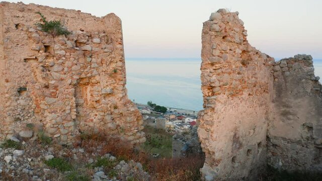 Architettura di antiche mura medievali che si affacciano sul mare