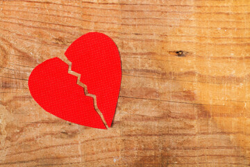 Corazón roto sobre un fondo de madera rústico. Vista superior y de cerca. Copy space