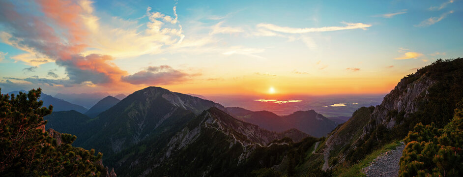 Panorama Sonnenuntergang am Herzogstand, Blick zu Staffelsee und Riegsee