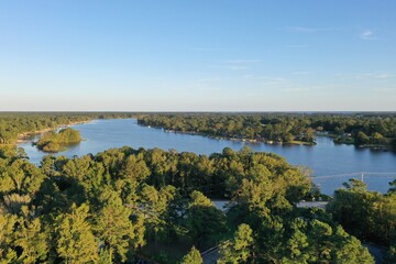 Obraz premium DJI Drone Aerial View Overlooking Lake And Trees
