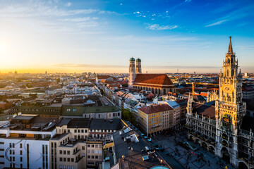Obraz premium Aerial view of Munich - Marienplatz, Neues Rathaus and Frauenkirche from St. Peter's church on sunset. Munich, Germany