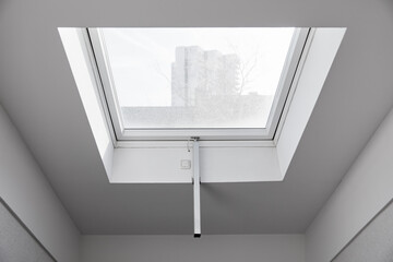 Electric skylight with daylight in the hallway