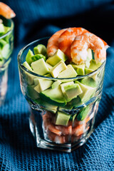 Salade d'avocats et crevettes roses fraîches servis dans un verre transparent