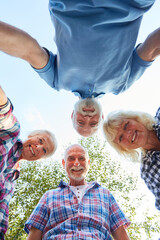 Senioren stehen im Kreis auf einem Ausflug