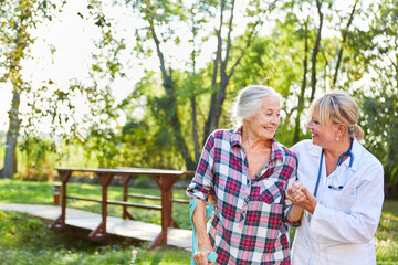 Ärztin hilft einer Seniorin beim Lauftraining