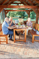 Drei Senioren frühstücken zusammen