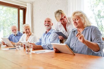 Senior Frau hat Idee im Computer Workshop