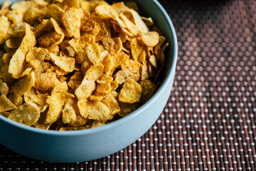 Corn-flakes dans un bol - Pétales de céréales croquant pour le petit déjeuner