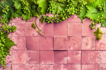 Hintergrund mit Weintrauben, Weinblättern und Weintrauben in rot