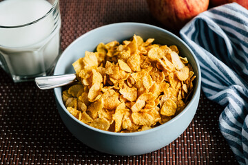 Corn-flakes dans un bol - Pétales de céréales croquant pour le petit déjeuner