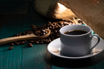 ビィンテージの雰囲気の中のコーヒーカップとコーヒー豆