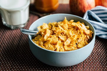 Corn-flakes dans un bol - Pétales de céréales croquant pour le petit déjeuner