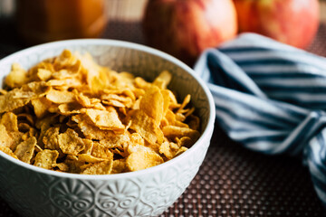 Corn-flakes dans un bol - Pétales de céréales croquant pour le petit déjeuner