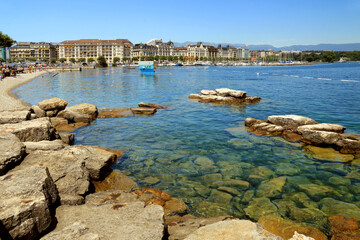 Fototapeta na wymiar Zone de loisirs, baignade et nautisme sur le lac Léman à Genève.