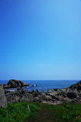 開放的な青空と青い海がある種差海岸