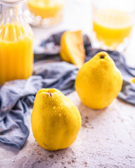 Quitten in der Sommer Sonne