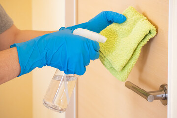 ドアのノブを消毒してシンガタコロナウイルス感染予防