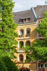 Fototapeta na wymiar Altes oranges Mehrfamilienhaus aus der Gründerzeit, Koblenz, Rheinland-Pfalz, Deutschland, Europa