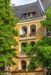 Fototapeta na wymiar Altes oranges Mehrfamilienhaus aus der Gründerzeit, Koblenz, Rheinland-Pfalz, Deutschland, Europa