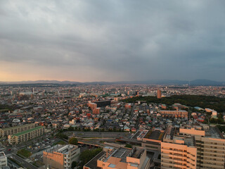 Obraz premium ドローンで空撮した夏の夕方の名古屋市の街風景