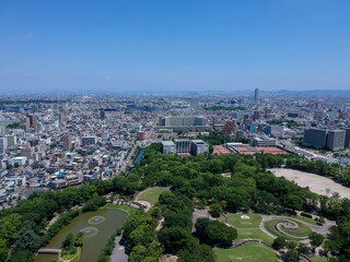 Fototapeta premium ドローンで空撮した夏の名古屋名城公園と街風景