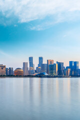 Fototapeta premium Panoramę miasta Hangzhou i odbicia architektoniczne o wschodzie słońca, Chiny.