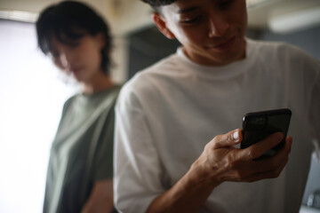 スマートフォンを操作する男性