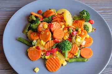 Mix of vegetable containing  Potatoes, Carrots, Cauliflower, Broccoli.