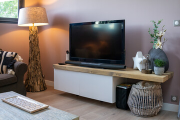 illustration de l'intérieur d'une maison représentant un salon avec une télé posée sur un meuble