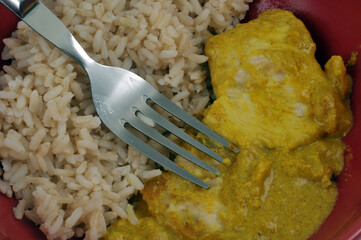 Repas diététique avec du poisson au curry avec du riz