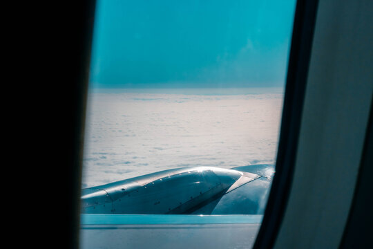 Clouds through an airplane's window © Eduardo