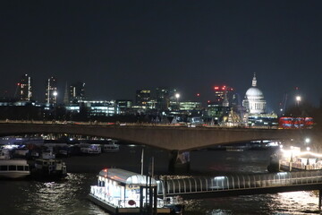 Fototapeta na wymiar Buildings in London at night