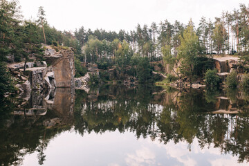 Obraz premium View of the lake with stone shores.