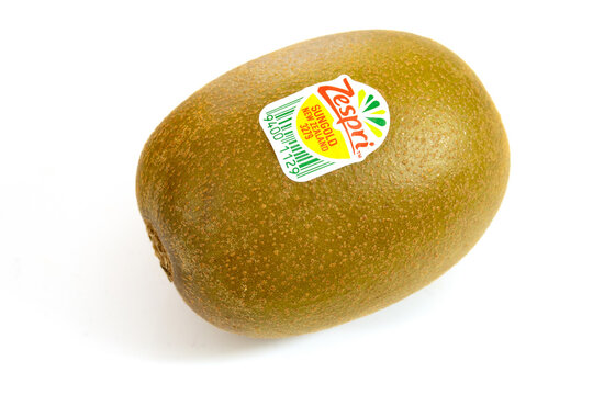 kiwi jaune de marque Zespri sur un fond blanc