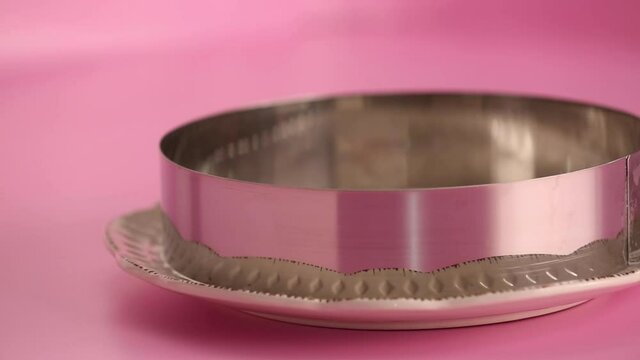 preparing a cheesecake in a mold