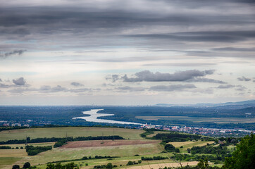 Donau fliesst durch die flache landschaft in ungarn
