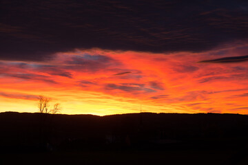 Obraz premium Coucher de soleil avec des nuages alto cumulus lenticularis