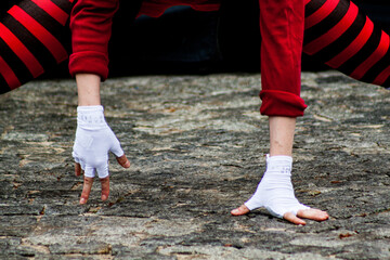 Dłonie rękawiczki białe czerwony strój