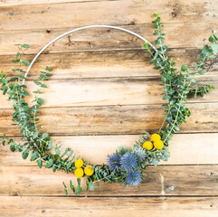 Dekoration gestalten mit Eukalyptus, Distel und Craspedia - Teen mit getrockneten Blumen oder...
