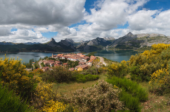 Panoramic view of the town of Ria&ntilde;o, Leon, Spain.